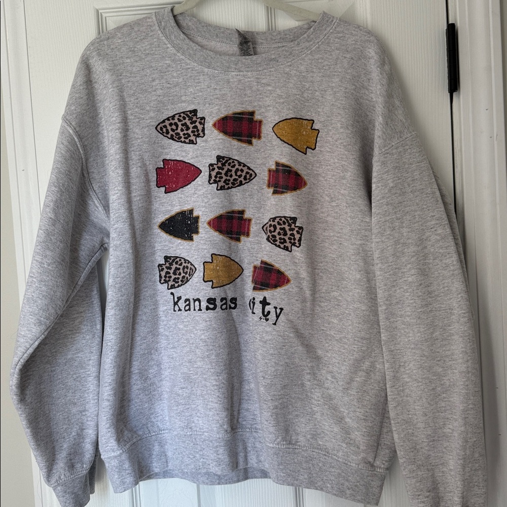 Gildan Gray Kansas City Sweatshirt with Patterned Arrows